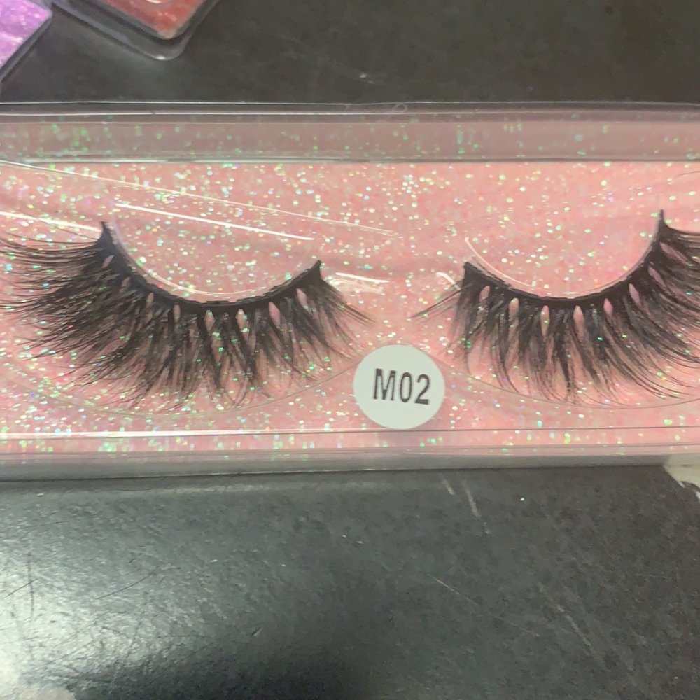 Lashes - Picture 14 of 17